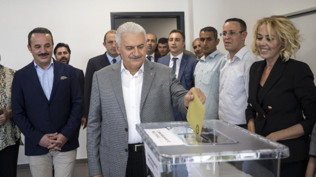 Premijer Binali Yildirim glasao u svom rodnom Izmiru