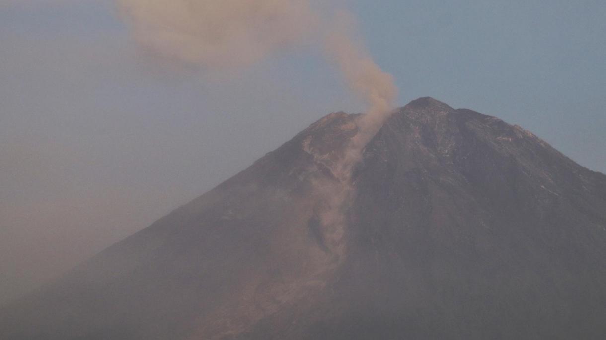 印尼塞梅鲁火山喷发
