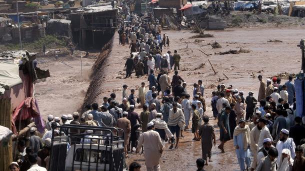 Százak haltak meg a pakisztáni esőzésekben