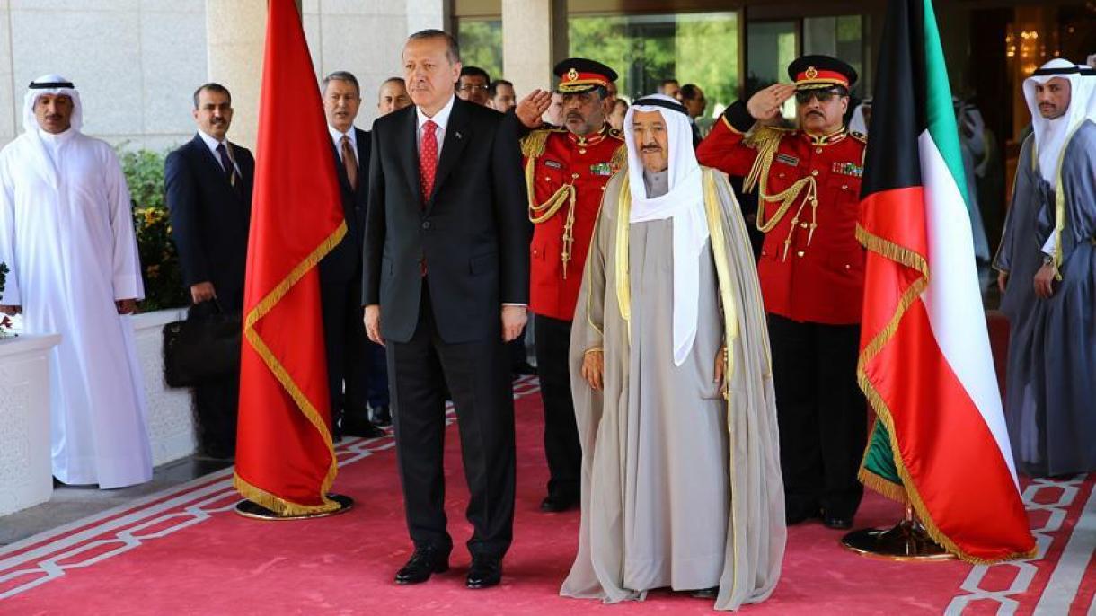 Erdogan, recibido en Kuwait con la ceremonia oficial por el emir kuwaití, el jeque Al Sabah
