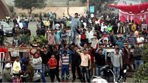 Polícia indiana prende 2 alunos em caso de protesto