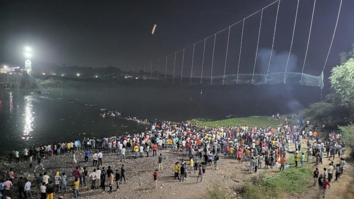 印度一所悬索桥坍塌近百人死亡