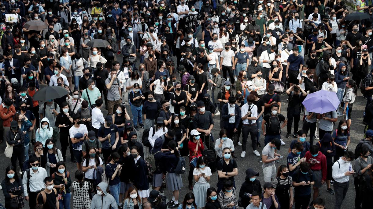 香港数千人举行抗议示威