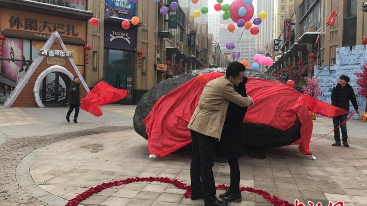 چین میں ایک نوجوان کی اپنی محبوبہ  کو شہابِ ثاقب کا تحفہ ددیتے ہوئے شادی کی پیش کش