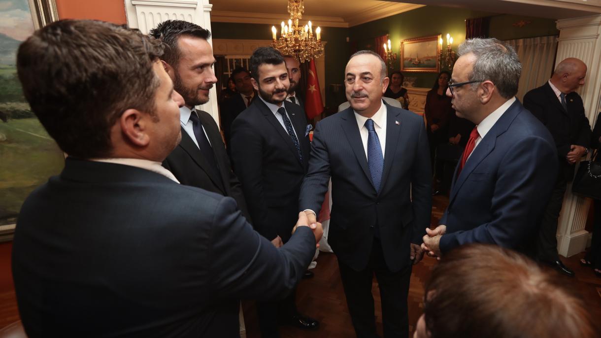 Çavusoglu takohet me komunitetin turk në Meksikë