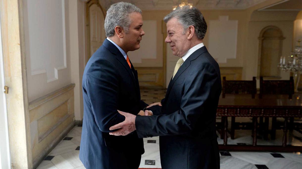 Juan Manuel Santos fogadta Ivan Duque új kolumbiai elnököt