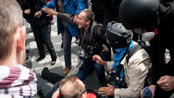 法国巴黎反劳动法抗议示威引发暴力冲突