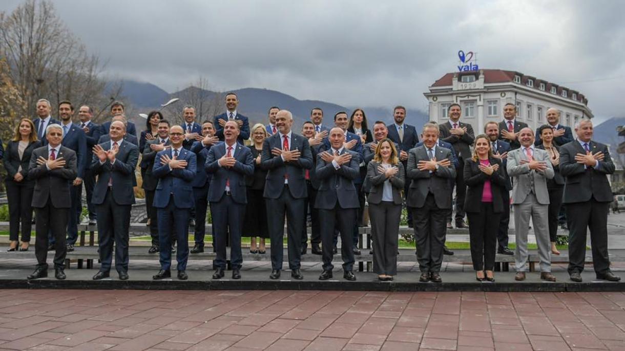 Shqiptarët po bashkohen si një komb në dy shtete