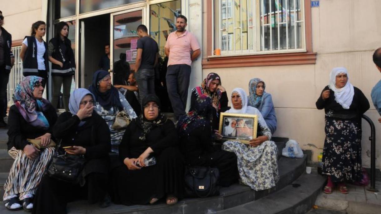 La protesta sit-in condotta dalle madri davanti alla sede dell'HDP