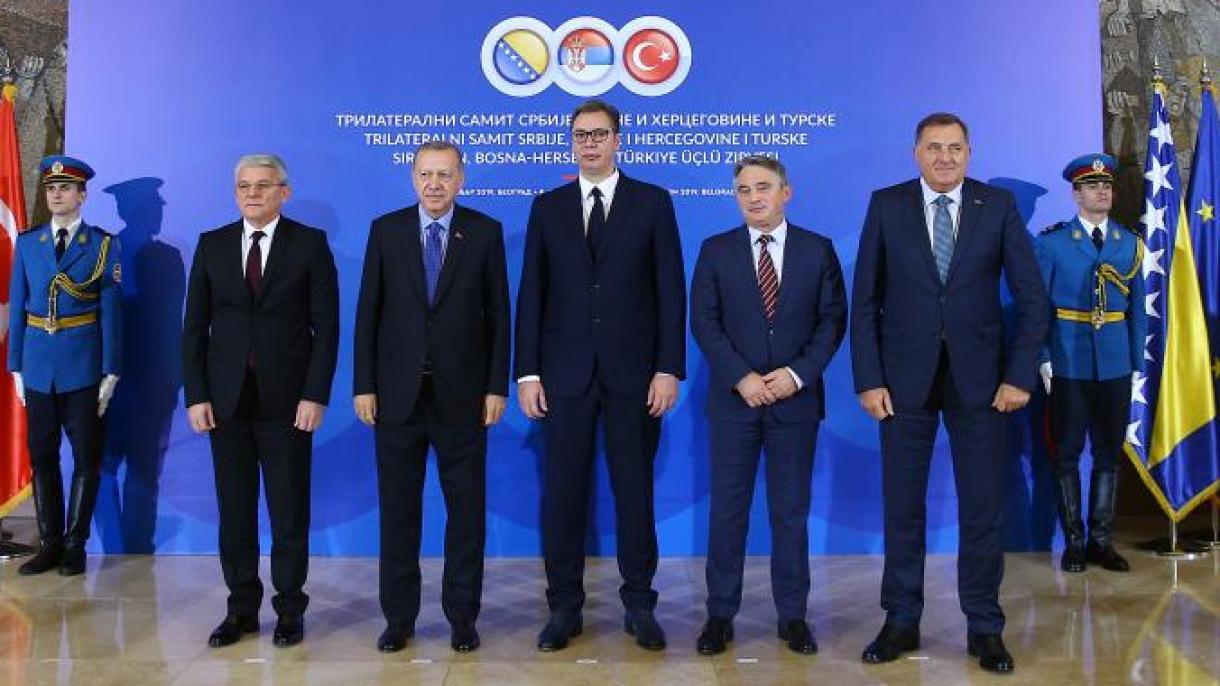 Megkezdődött a háromoldalú csúcstalálkozó Belgrádban