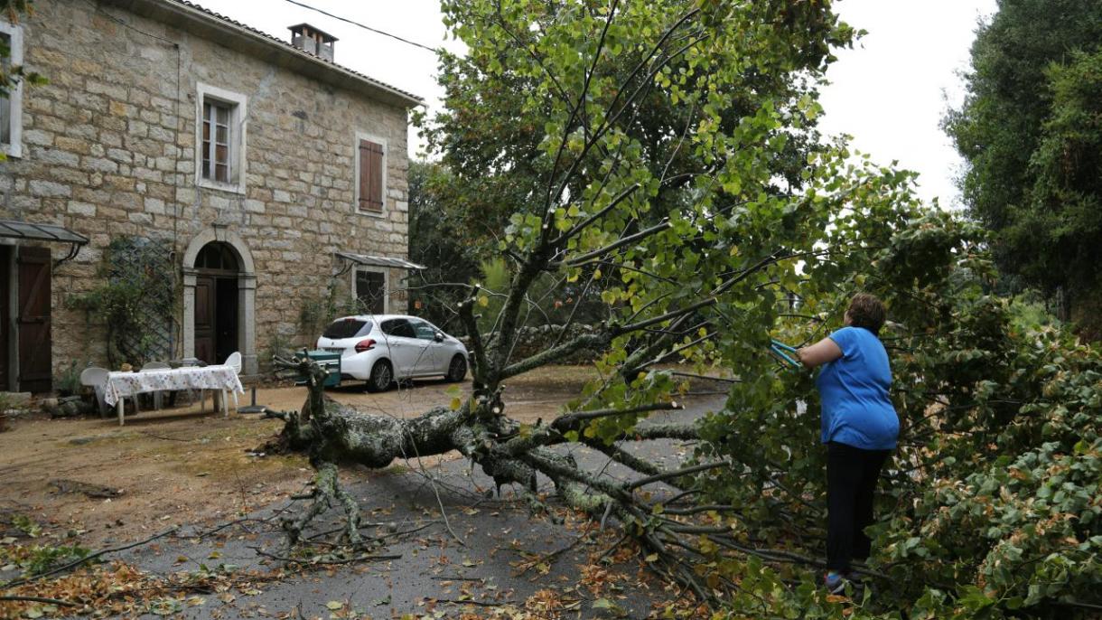 Egy ember meghalt Franciaországban a Ciaran vihar következtében