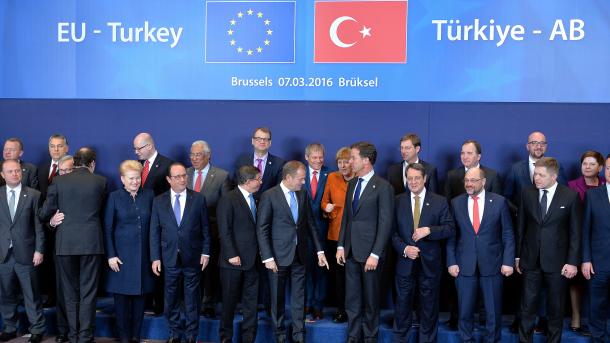 Migranti, Turchia propone novità e chiede 6 miliardi, Ue rinvia decisione