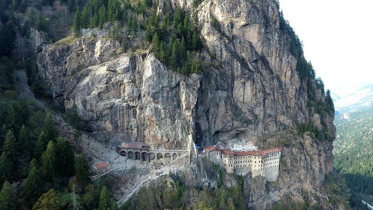 صومعه سوملا با قدمتی هزاران ساله بر روی تپه های شرقی دریای سیاه منتظر شماست