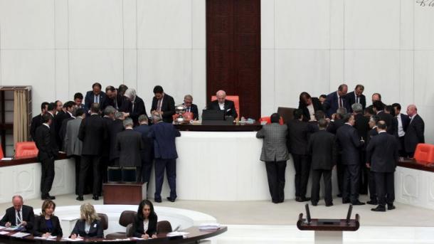 Parlamento turco vota para suspender imunidade de Membros do Parlamento