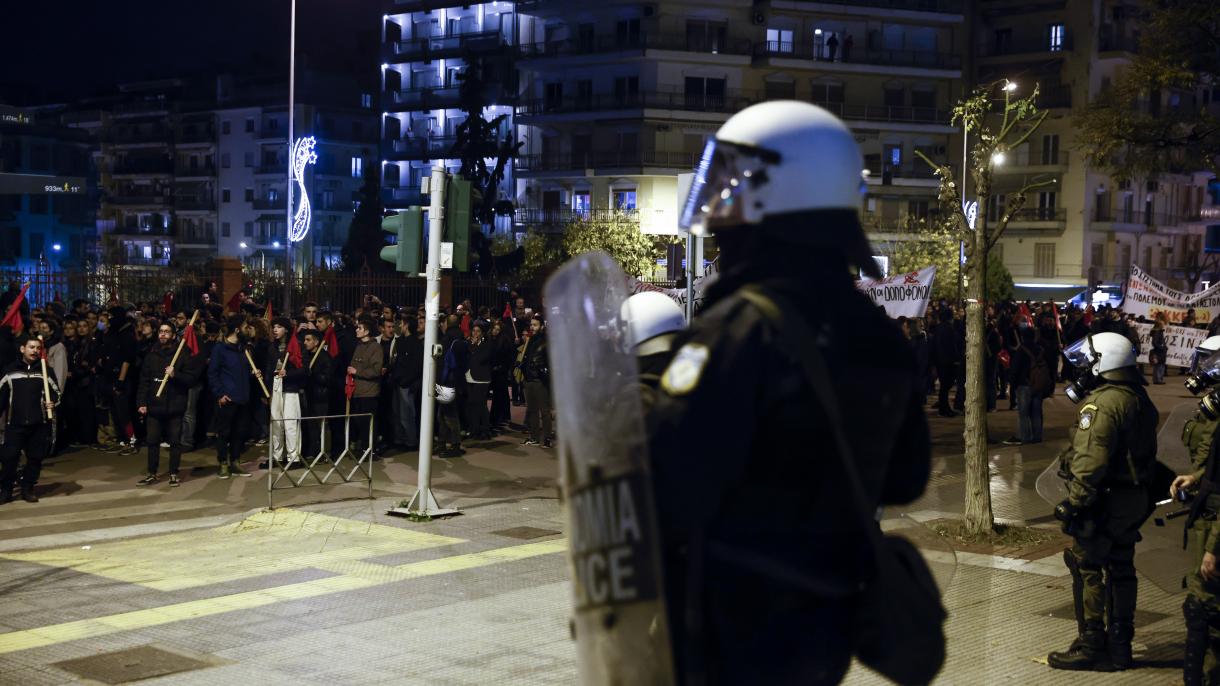 Грецияда митингге чыккандар полицияга каршылык көрсөтүштү
