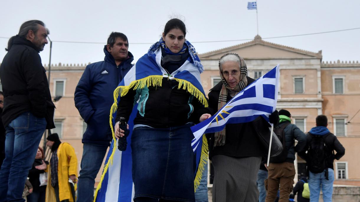 Grécia: funcionários da administração local fazem uma pesquisa no Ministério das Finanças