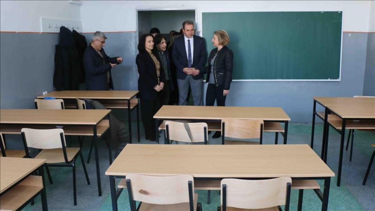 Fondacioni turk «IHH» dhuron banka dhe karrige për një shkollë në Tetovë
