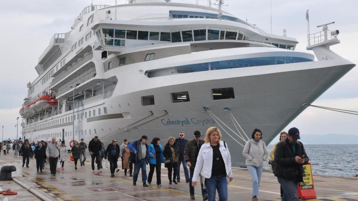 O primeiro cruzeiro da temporada visita Puerto Kuşadası