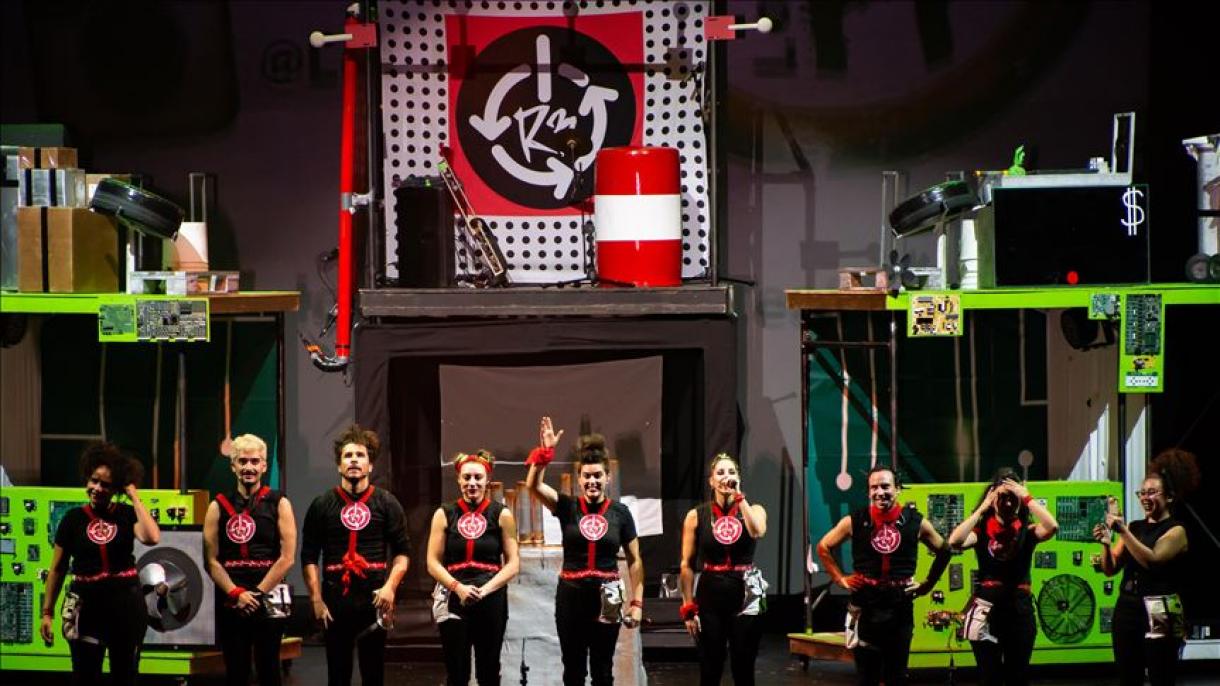 La ‘música reciclada’ de la compañía de teatro chilena Los Fi