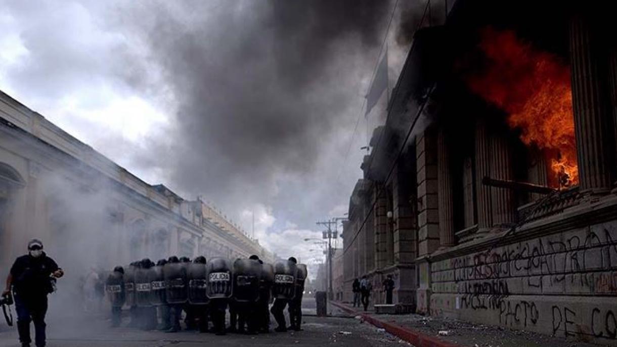 معترضین ساختمان کنگره گواتمالا را به آتش کشیدند