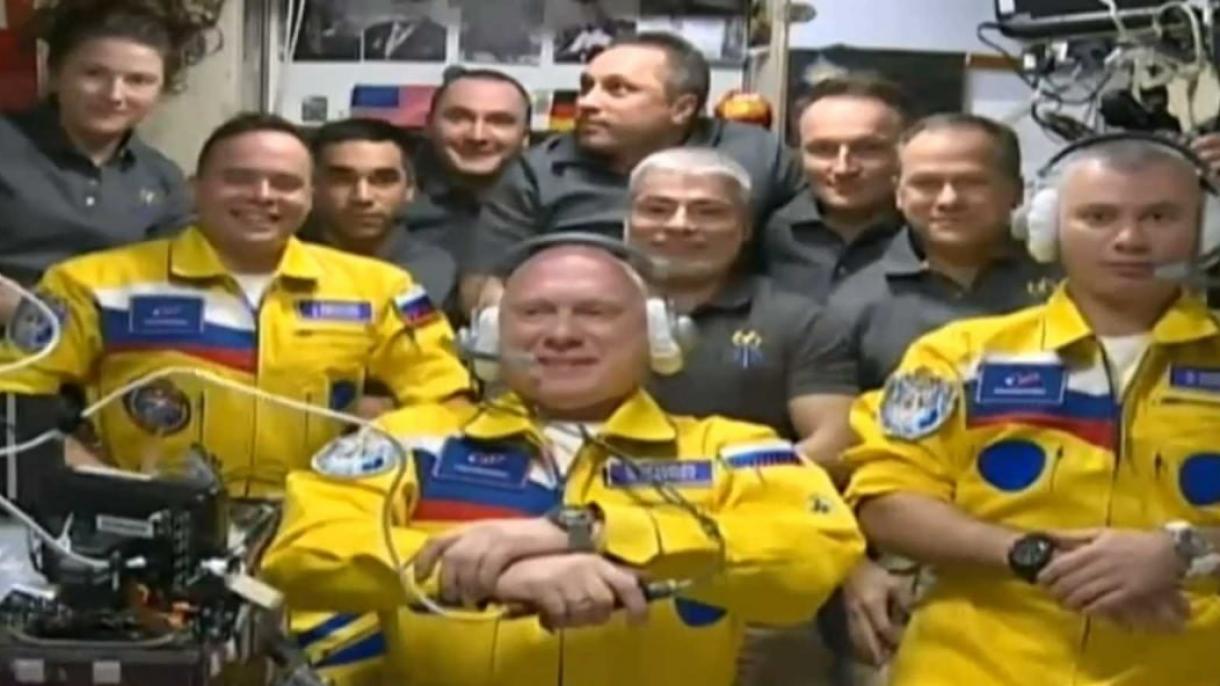 Los cosmonautas rusos vestían monos amarillos y azules