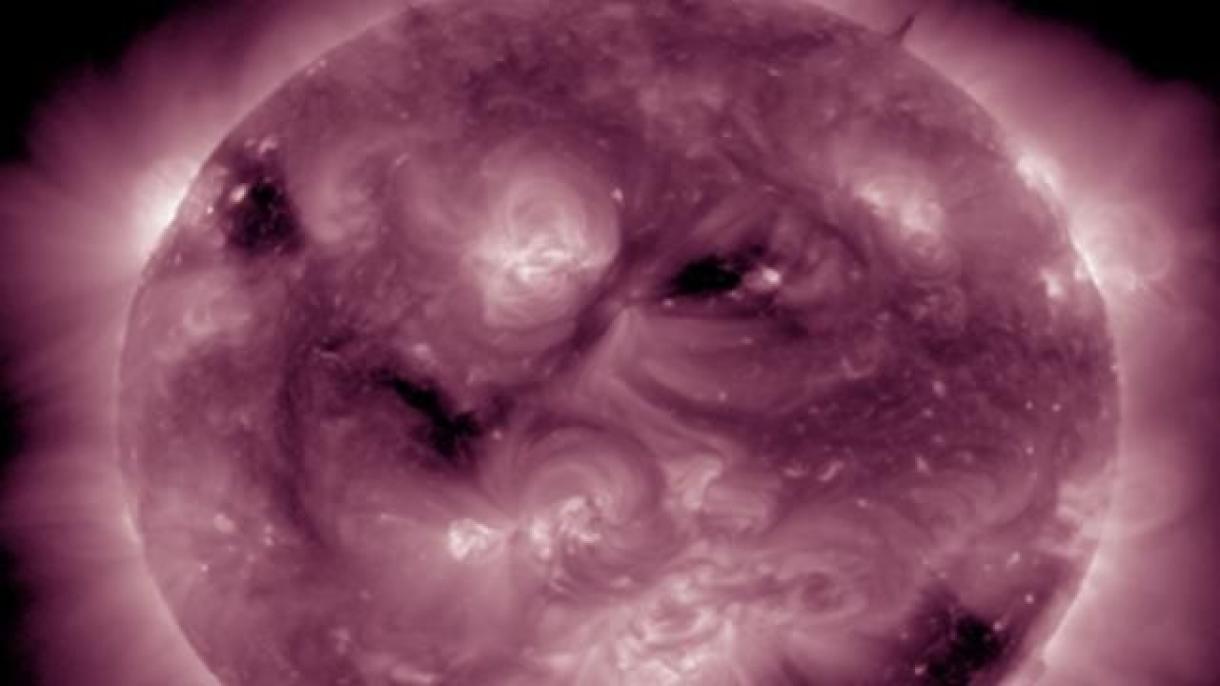NASA “Günəşin təbəssümlü şəkli”ni paylaşdı