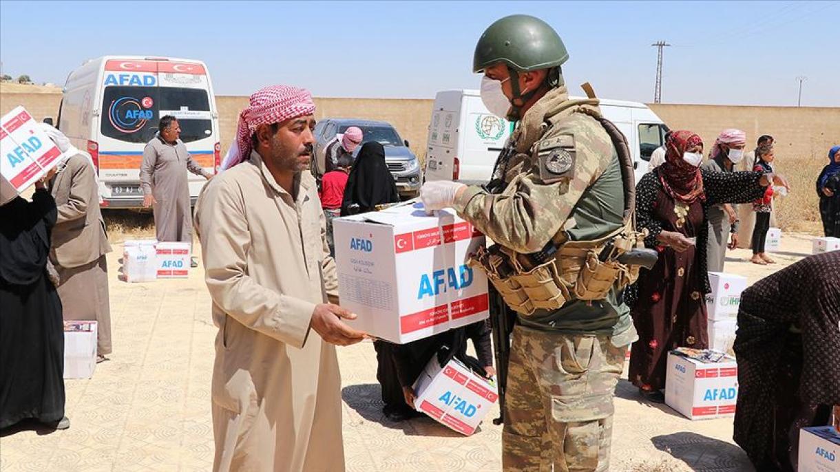 A AFAD entrega ajuda alimentar à população de Tel Abyad, Síria