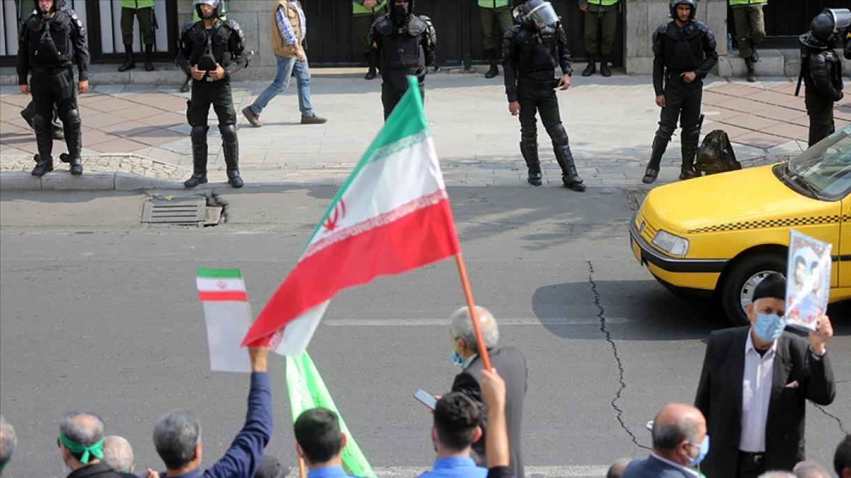 Студентите в Техеран протестираха срещу задължителния дрескод...