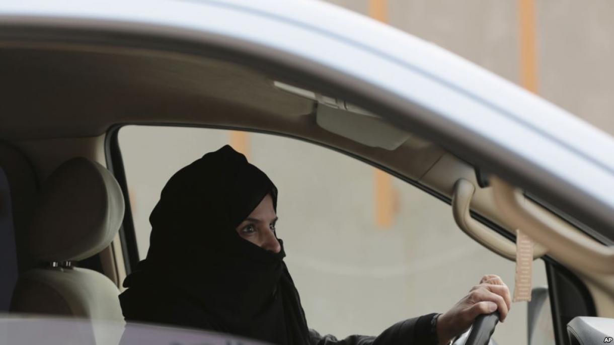 سعودي عربستان ښځو ته د موټر چلولو اجازه ورکوي.