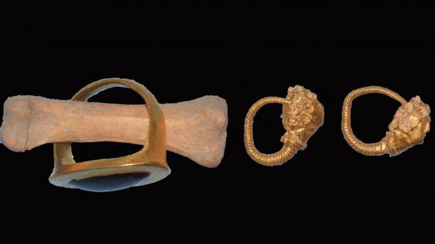 Pendientes y anillo de 2500 años en una tumba en Muğla