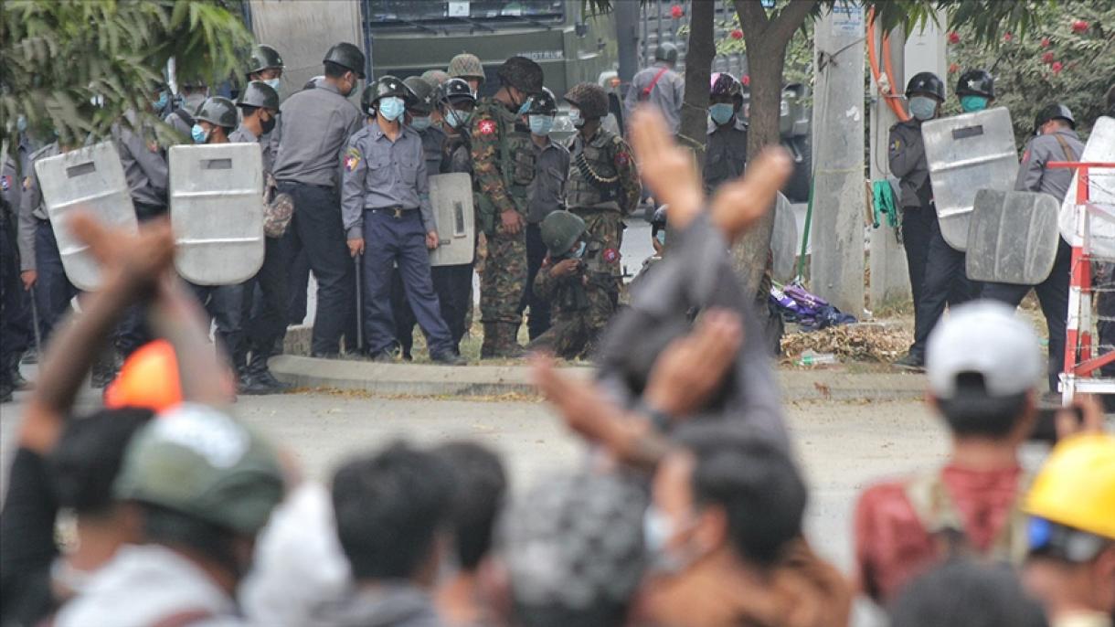 缅甸军政府向示威者发出“致命武器”警告
