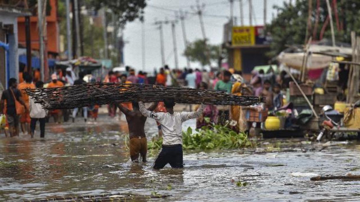 印度暴雨引发洪水:3人死亡
