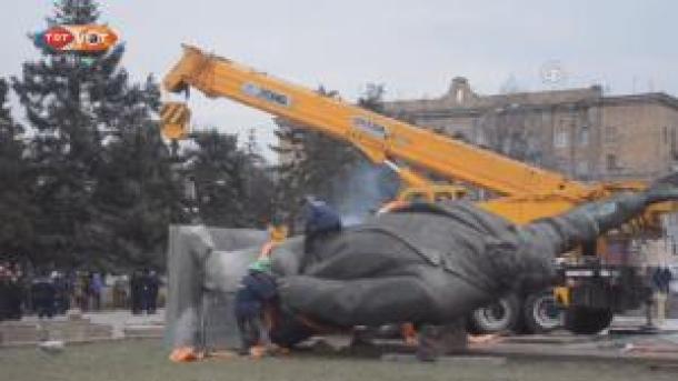 Ucraina, abbattuta la più grande statua di Lenin