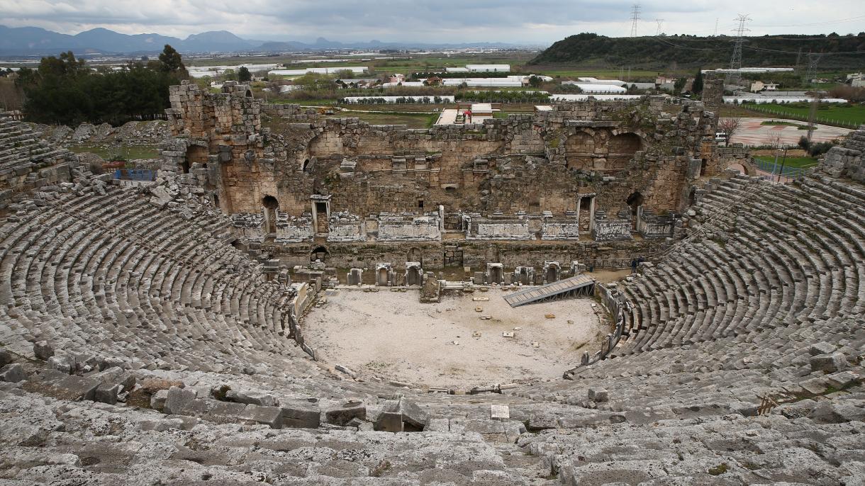 Restaurarán el Teatro Antiguo de Perga, construido en el año 1000 a.C