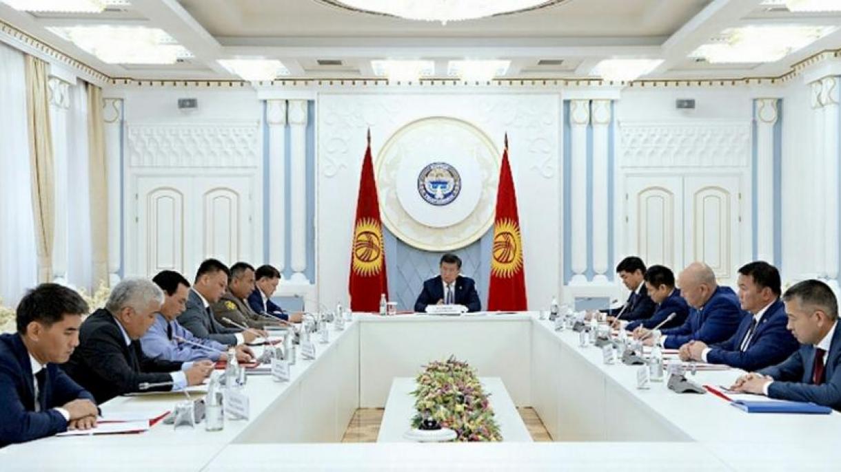 "Atambayev Konstituśiya häm qanunnarnı boza”