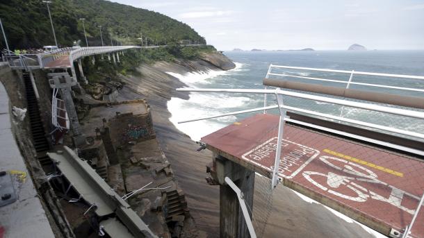 Brasil: dos muertos tras colapsar una ciclovía recién inaugurada