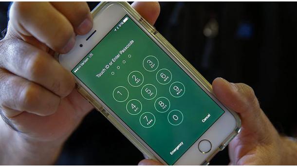 Okončan "rat za šifru": FBI otključao iPhone napadača iz San Barnardina