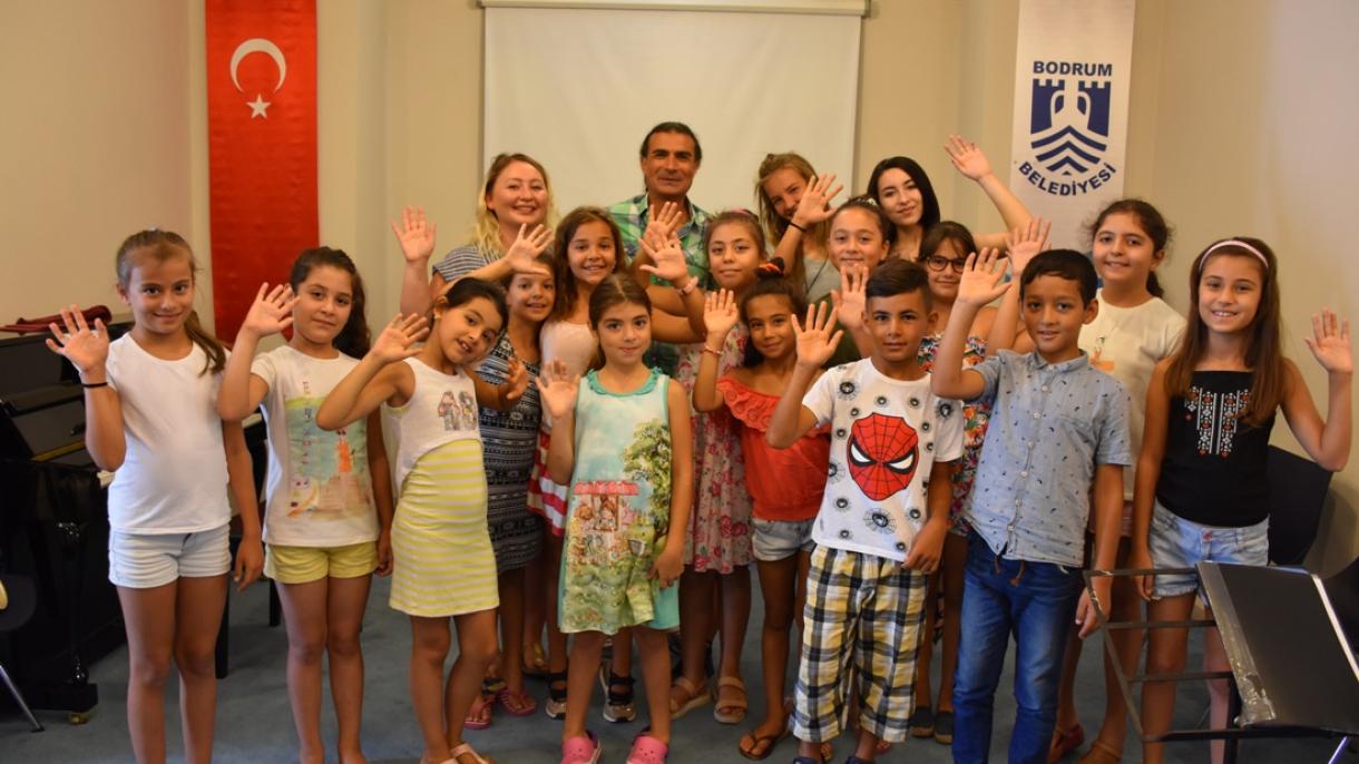 تشکیل گروه کر کودکان مهاجر از سوی هنرمندی از آذربایجان ایران در بودروم
