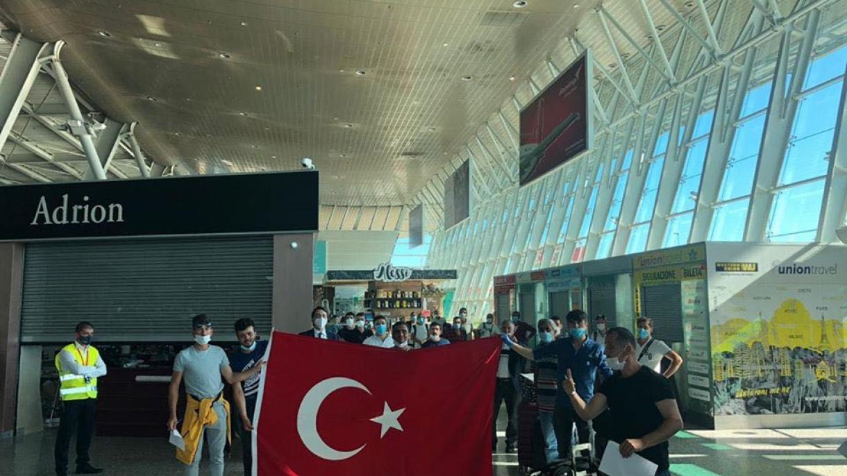 Turqia vazhdon të riatdhesojë shtetasit e saj nga Shqipëria dhe Mali i Zi