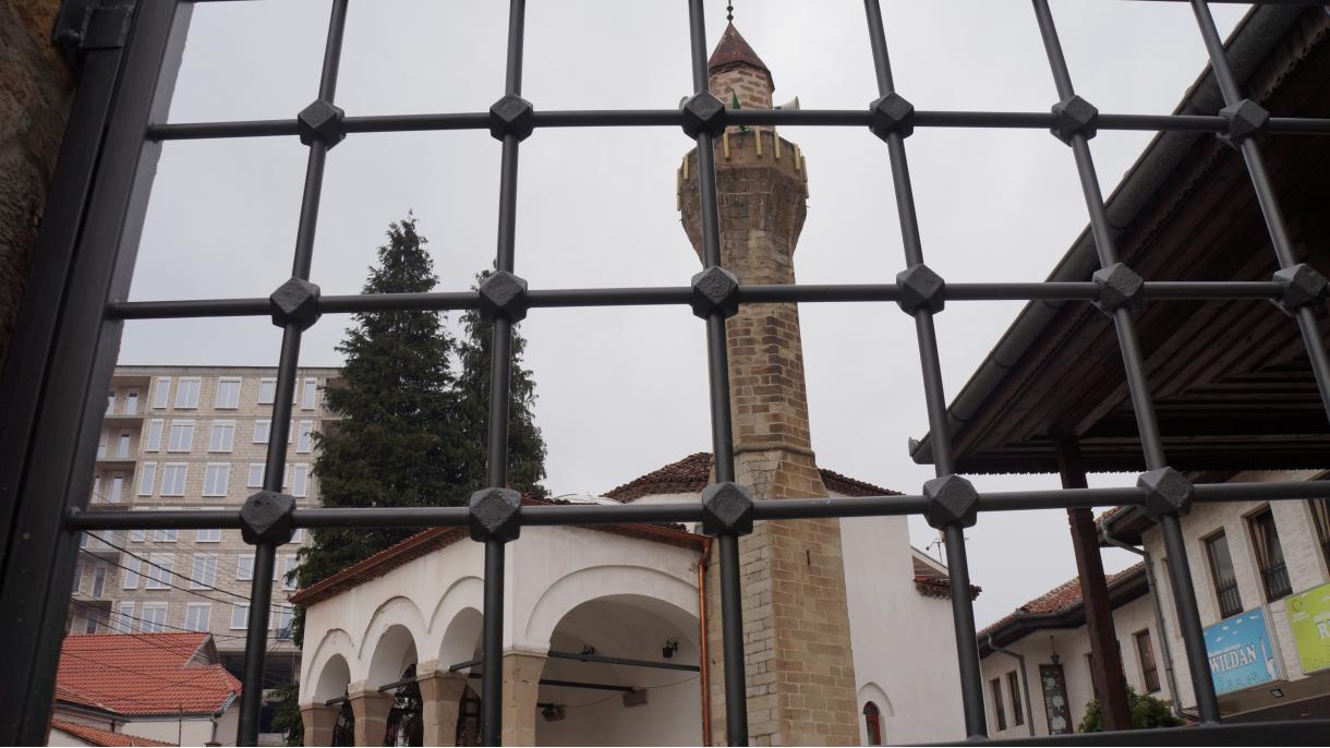 Novi Pazar: Nakon učenja ezana za akšam sa munara se čuju salavati i tekbiri
