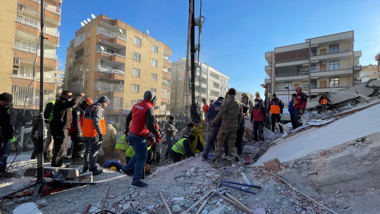 Sismos na Türkiye: 6957 mortos e 38224 feridos