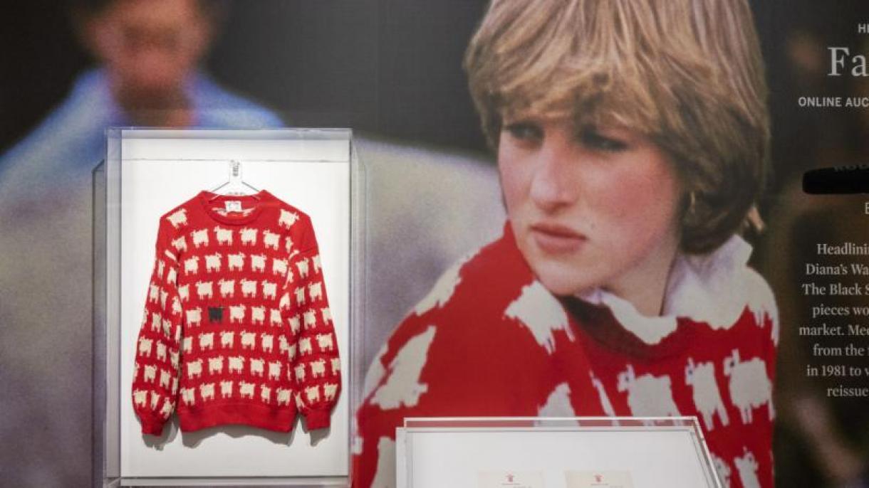 Subastaron el icónico suéter de ovejas de la princesa Diana por 1.14 millones de dólares