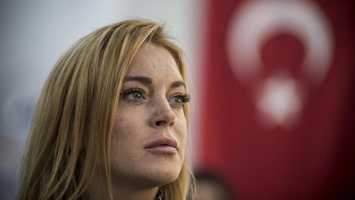 Lindsay Lohan invita a todo el mundo a orar por Turquía