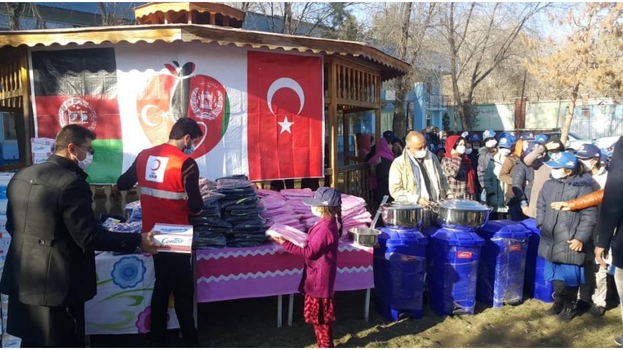 Türk Askeri Afganlı Yetimlere Yardım 1.jpg