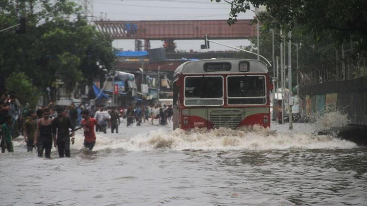 印度暴雨引发洪水和山体滑坡