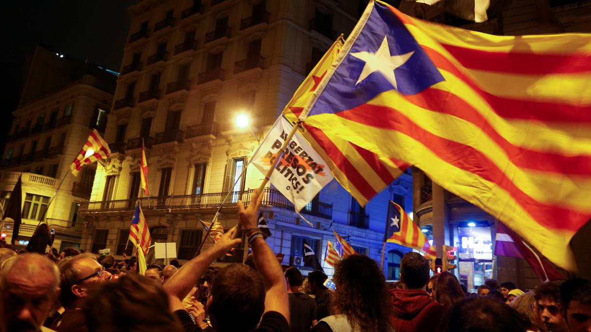 Retiram os símbolos da independência nos edifícios oficiais na Catalunha