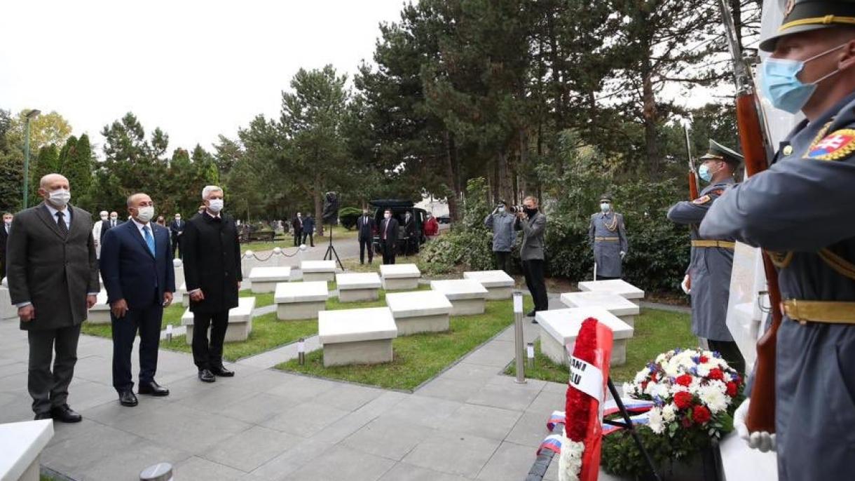 Cavusoglu inaugura il monumento dei martiri turchi a Bratislava