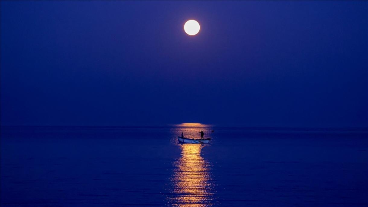 Une pleine lune illumine le chemin des pêcheurs dans le plus grand lac de Turquie