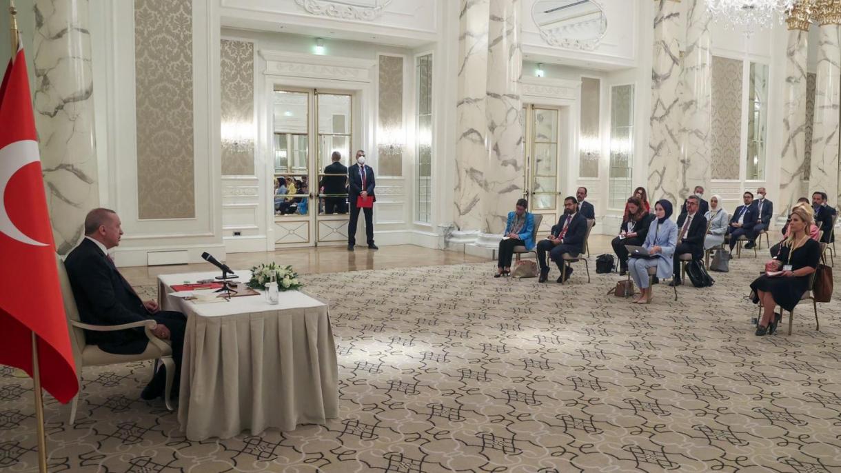 Il presidente Erdogan risponde alle domande dei giornalisti a Baku