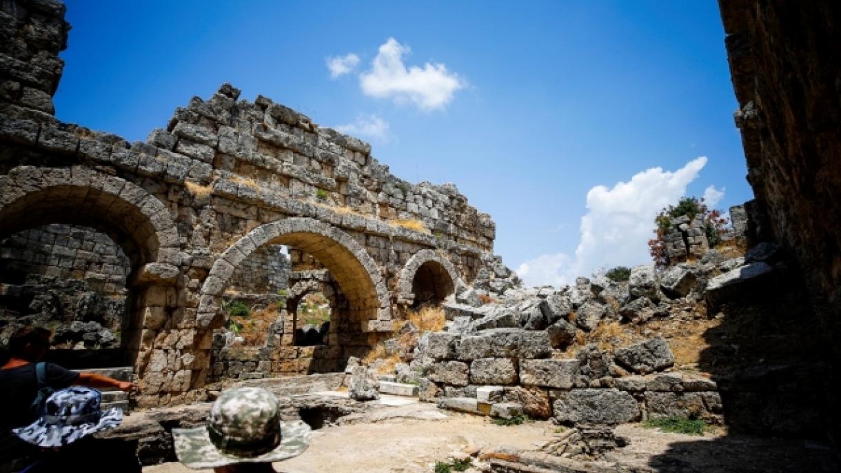 Perge, uma das cidades mais ricas e bonitas do mundo antigo, e sua relação com a água